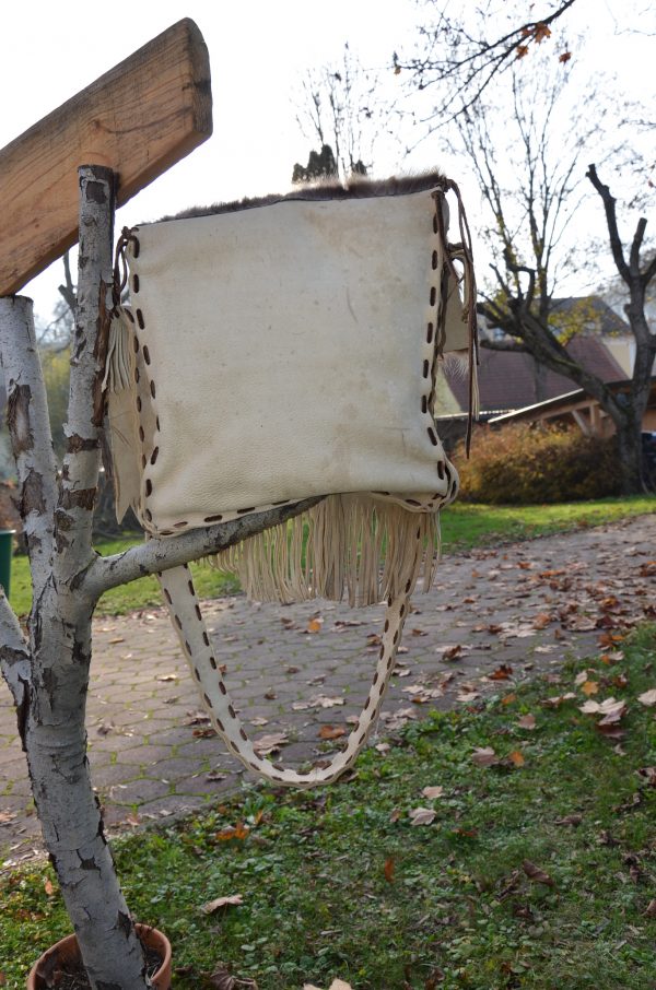 Tasche aus Leder und Waschbärfell