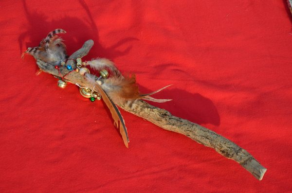 Rassel talking stick Schellen Robinie 50 cm – Bild 2