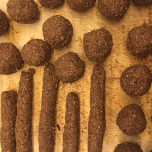 räuchern mit Stangen und Kugeln