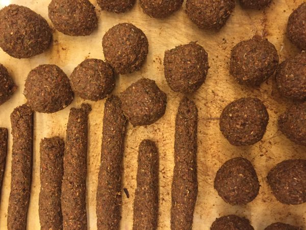 räuchern mit Stangen und Kugeln
