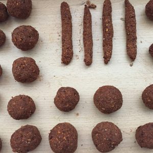 Kugeln und Stäbchen zum Räuchern